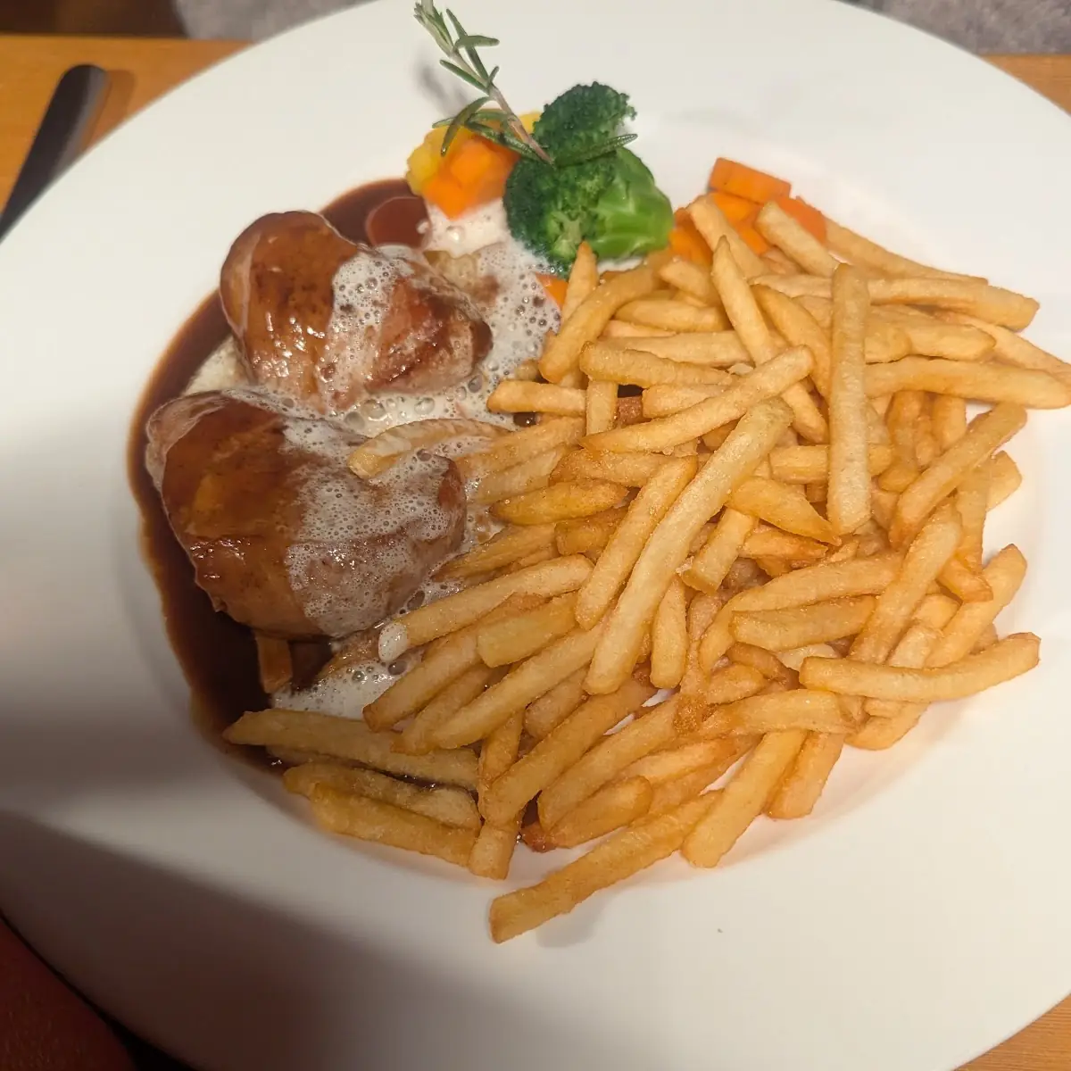 Schweinefiletmedaillons Mit Pommes Frites
