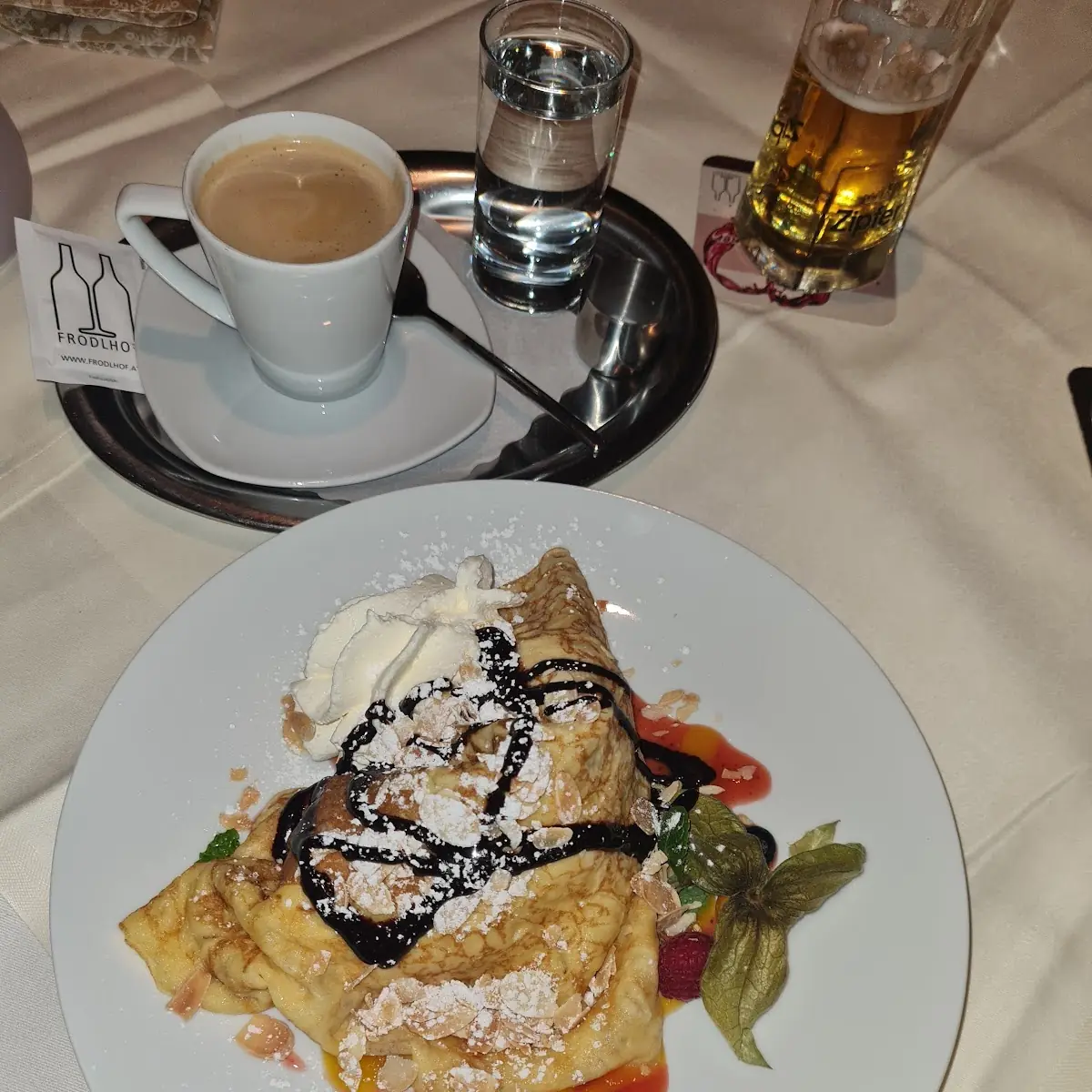 Eispalatschinke Vanilleeis Schokoladensauce Schlagobers Mandelsplitter Früchte