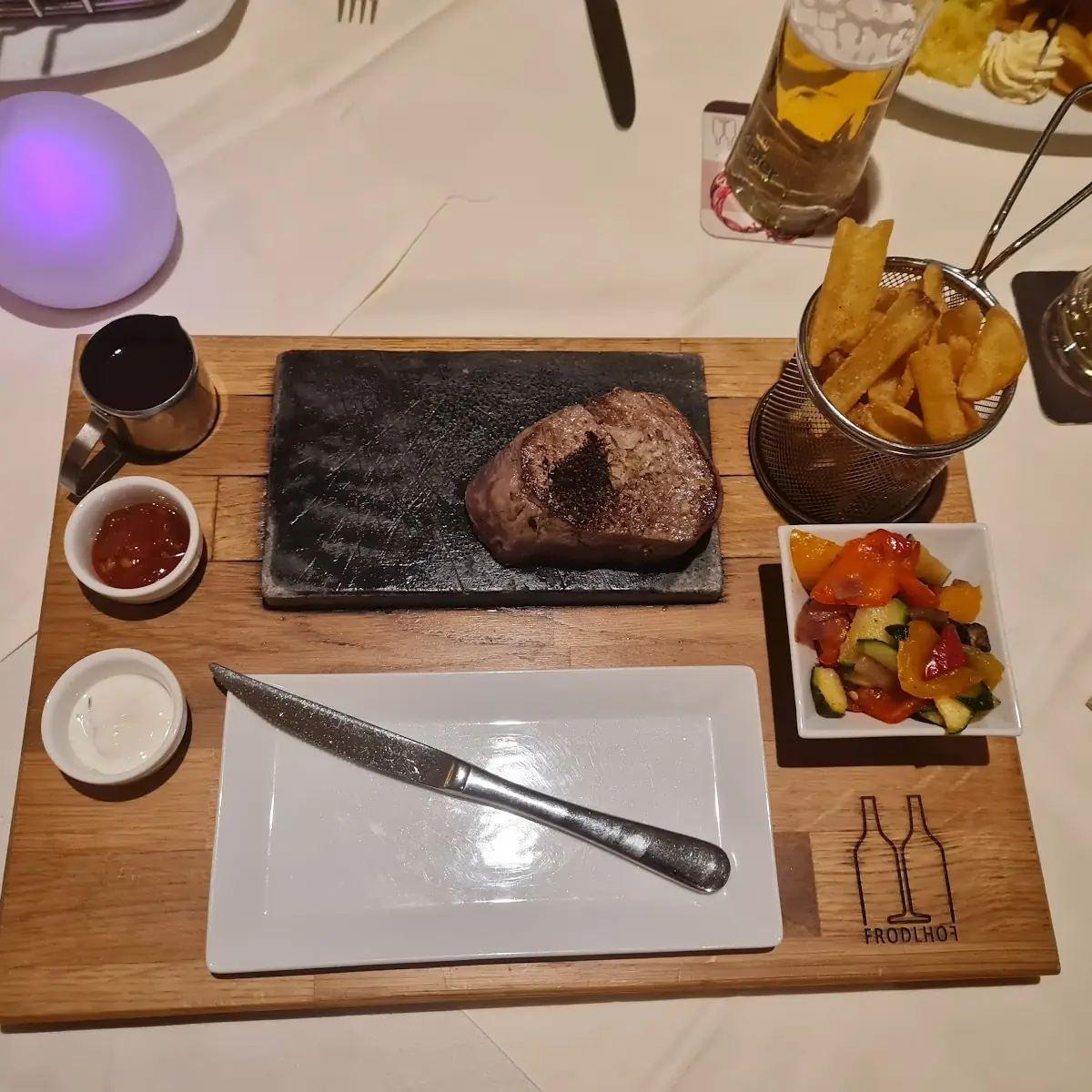 Filetsteak Vom Premiumrind Pfeffer-portweinsauce Steakhouse-pommes Gemüse