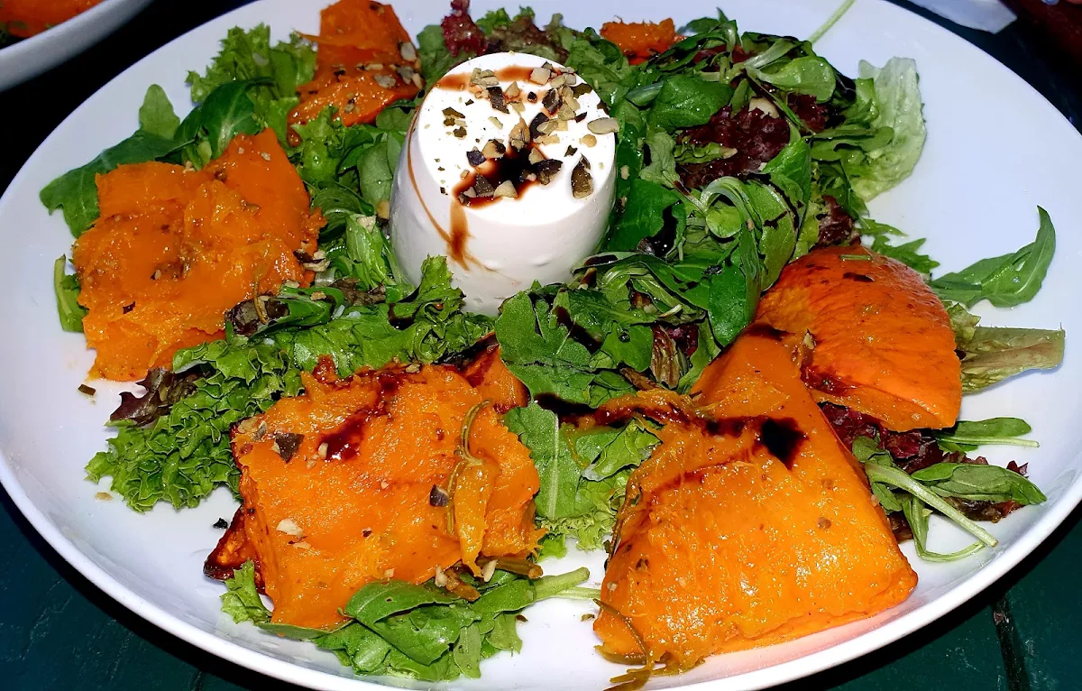 Gegrillter Kürbis Mit Schafskäsegupferl Auf Blattsalat
