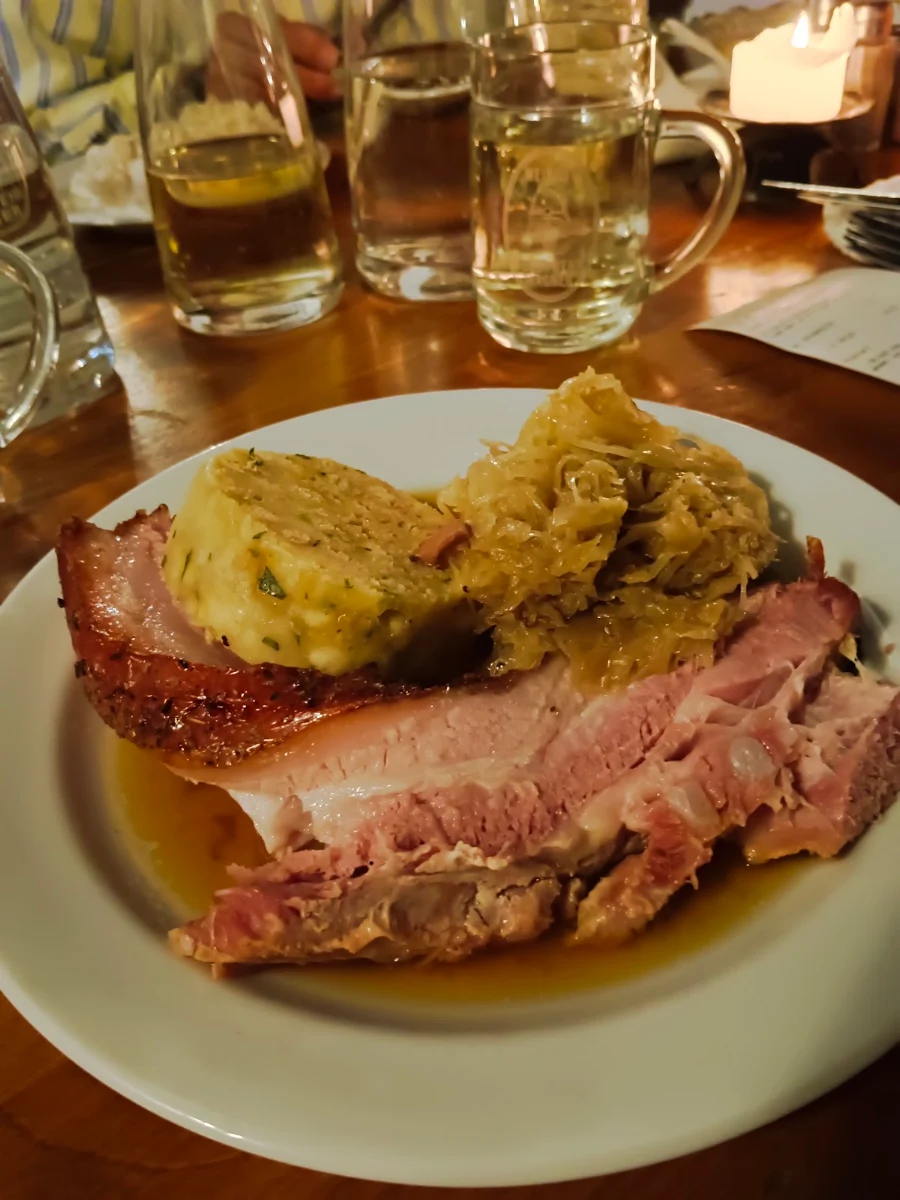 Gesurter Kümmelbraten Bauch Sauerkraut Serviettenknödel Mit Natursaft'l