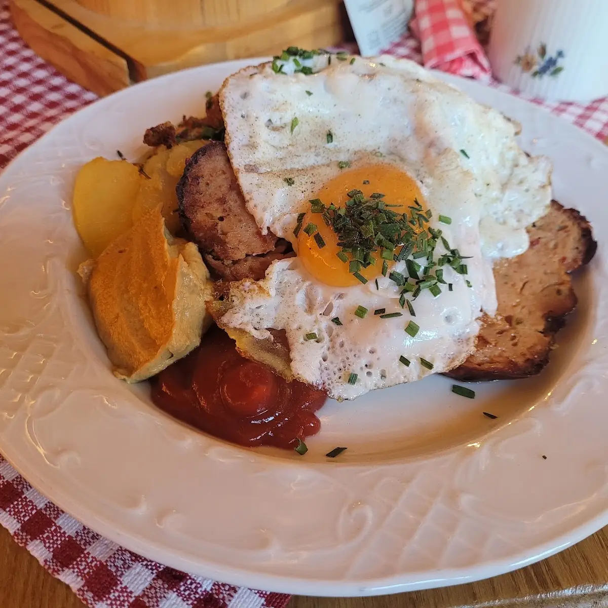 Feldhos Fleischkas Mit Röstkartoffeln Und Spiegelei