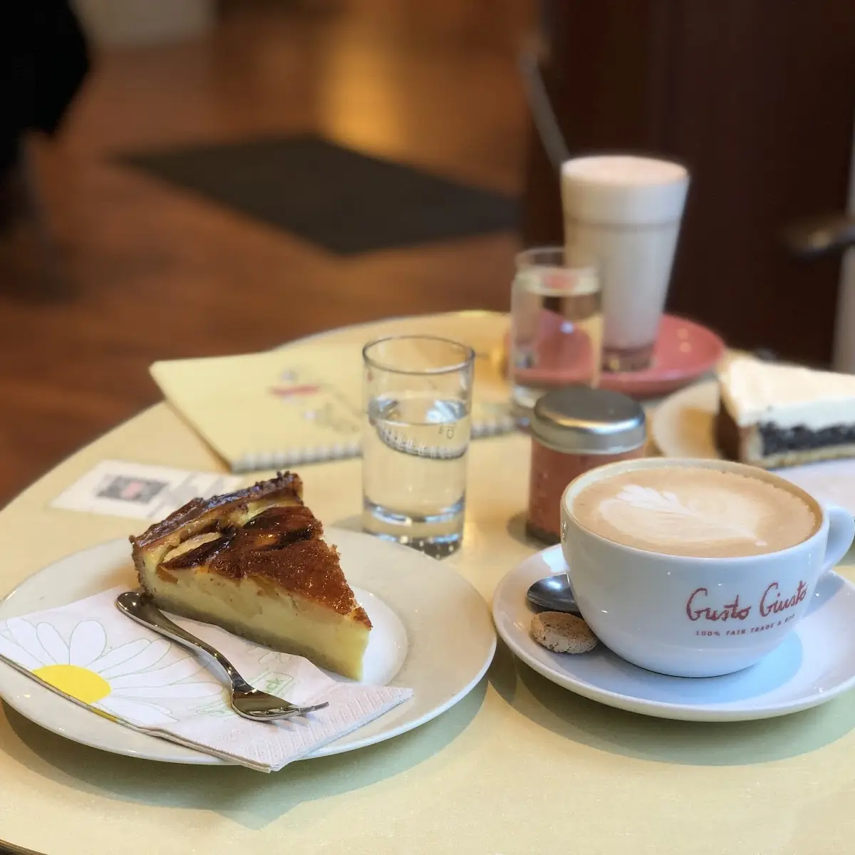 Cappuccino Und Kuchen