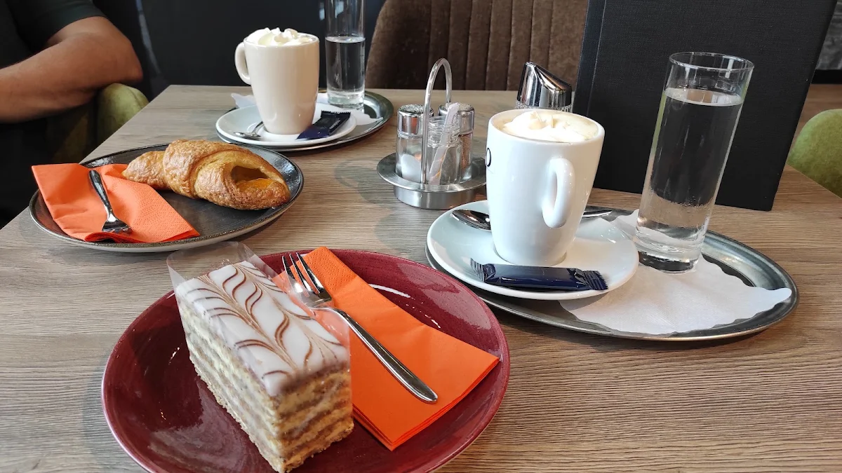 Häferlkaffe Und Esterhazyschnitte