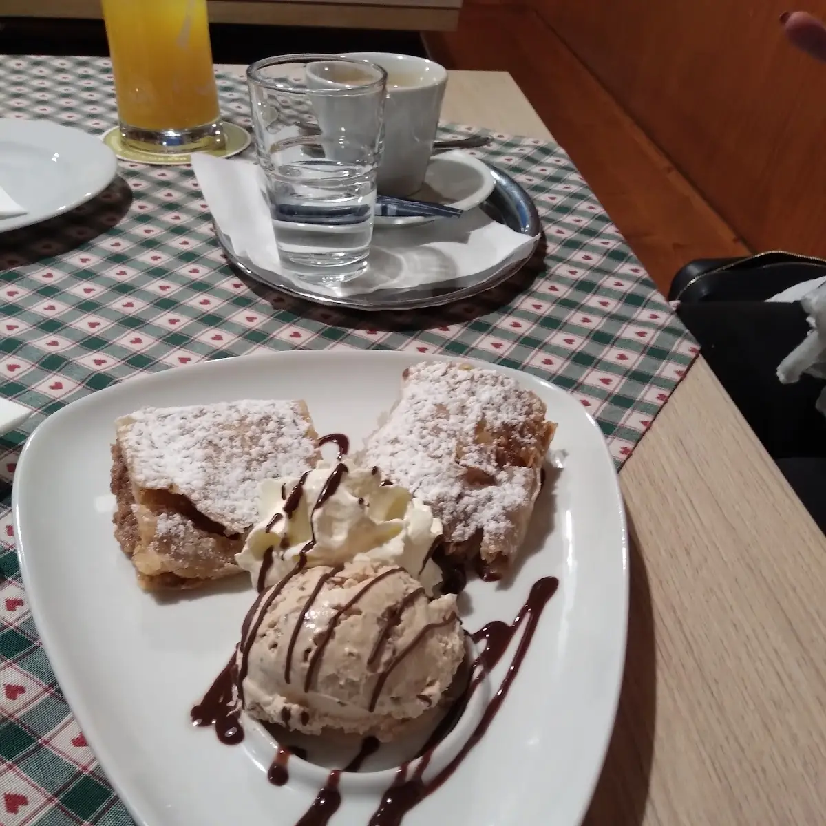 Apfelstrudel Mit Kastanieneis