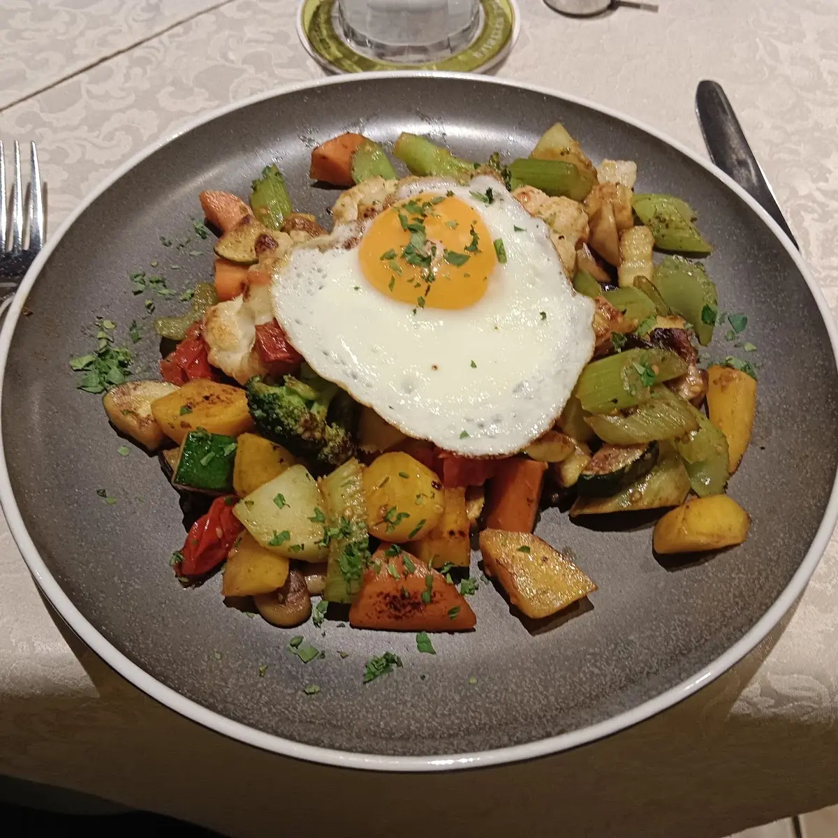 Gegrilltes Gemüse Mit Spiegelei