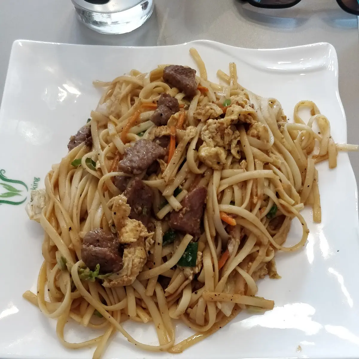Nudel-box Mit Rindfleisch Und Scharzem Pfeffer