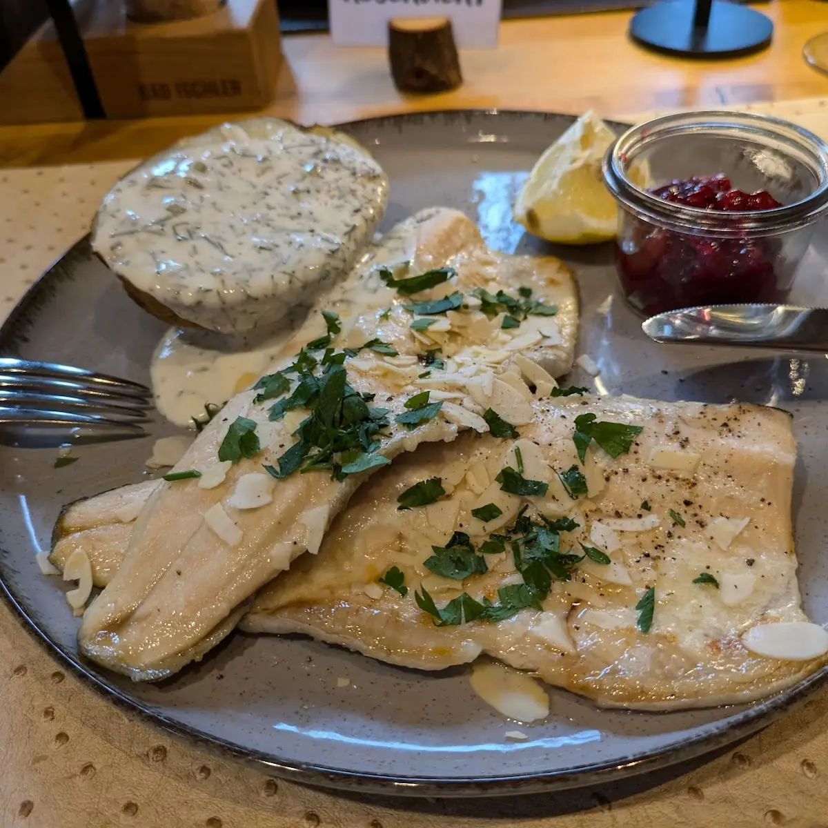 Schollenfilet Mit Folienkartoffel Und Kräuter Soße