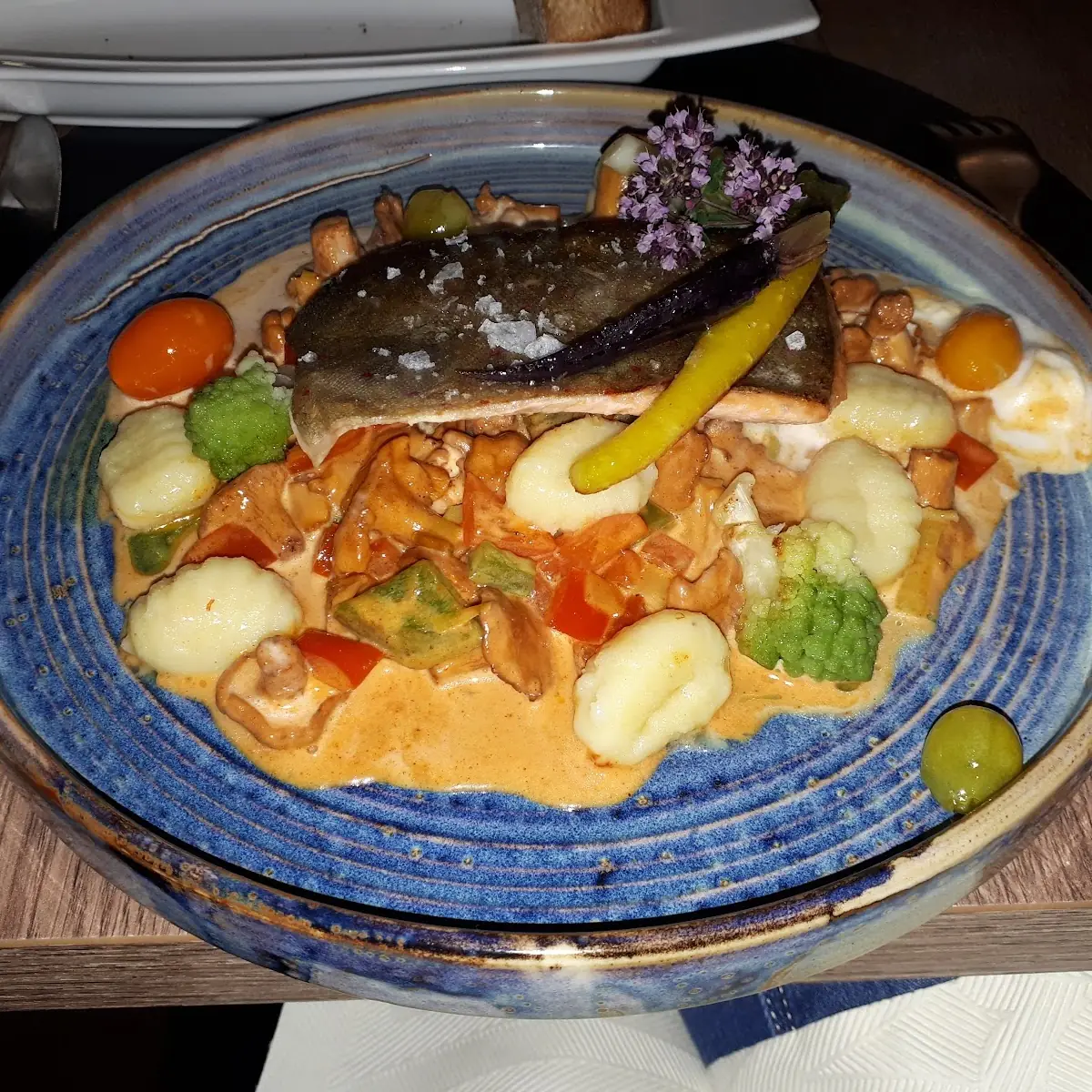 Defregger Bergsaibling Mit Schwammerlragut Und Petersiliengnocchi