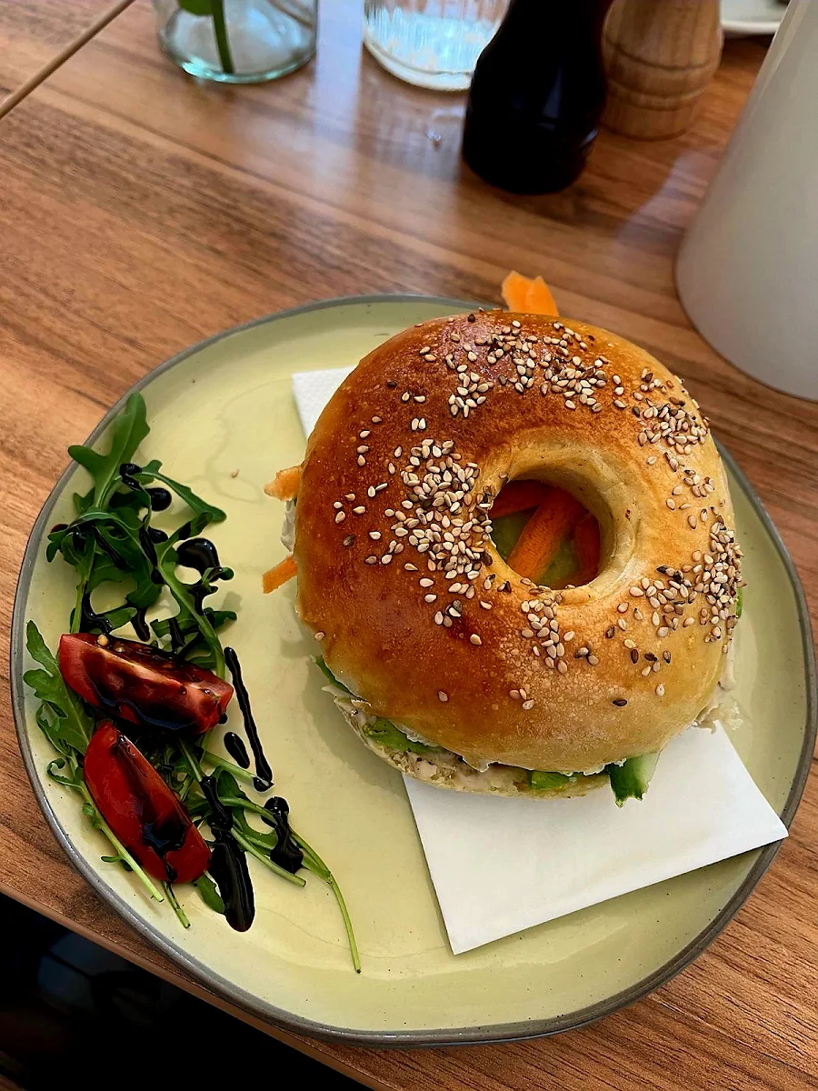 Lachs Avocado Bagel