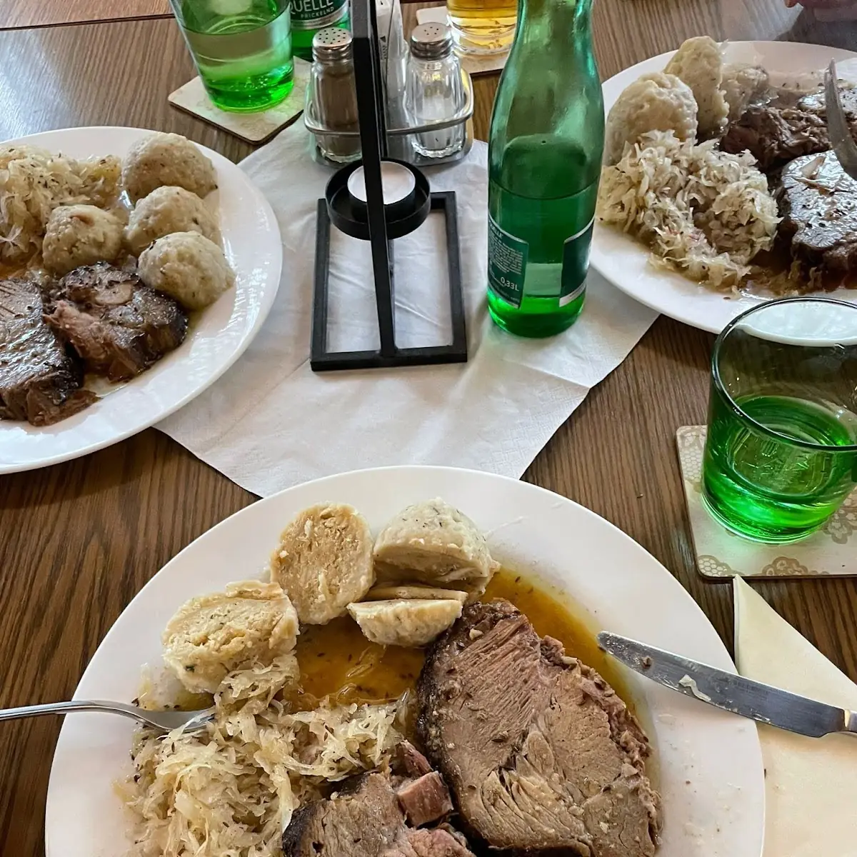 Schweinebraten Mit Sauerkraut Und Knödel