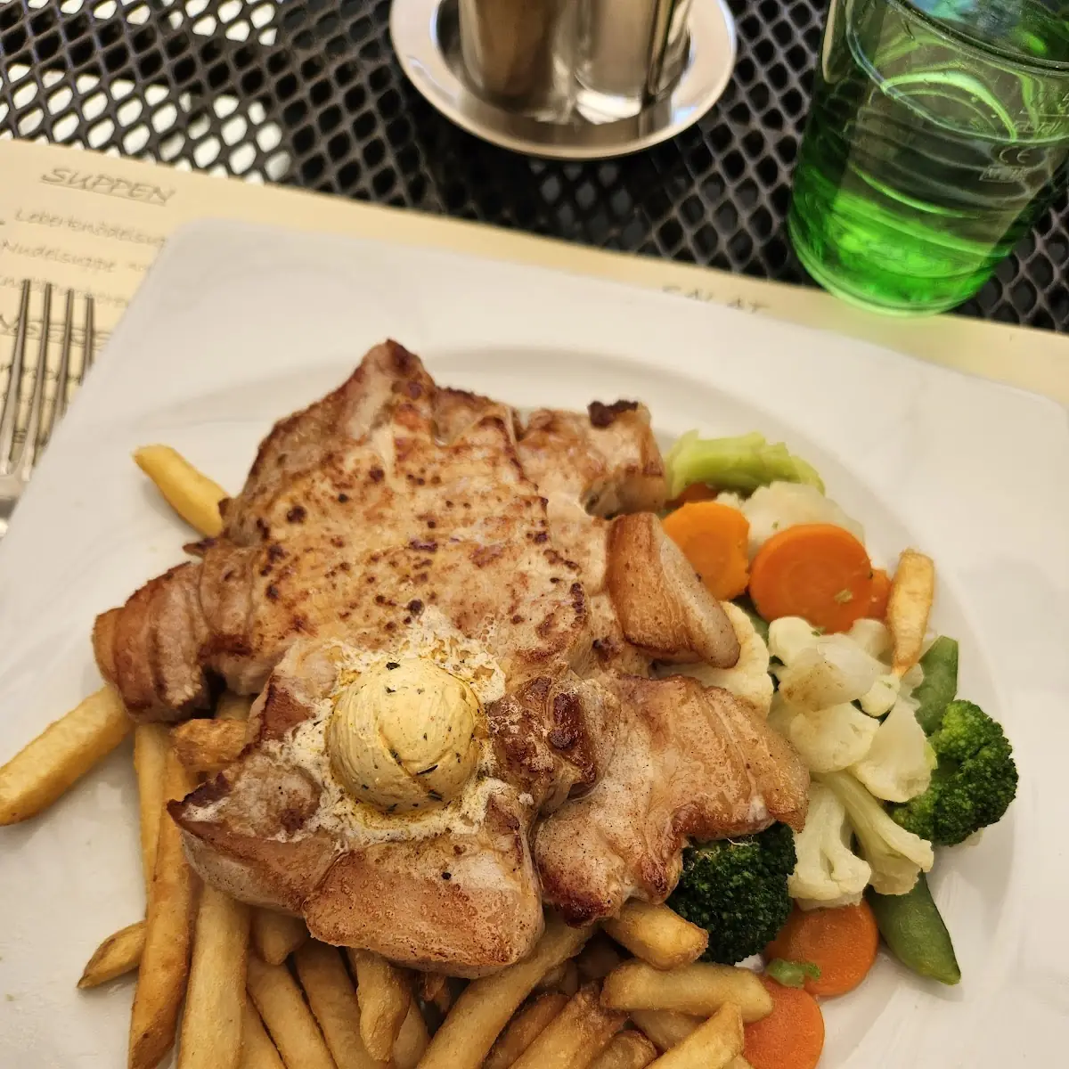 Kotelett Gegrillt Mit Pommes Und Gemüse
