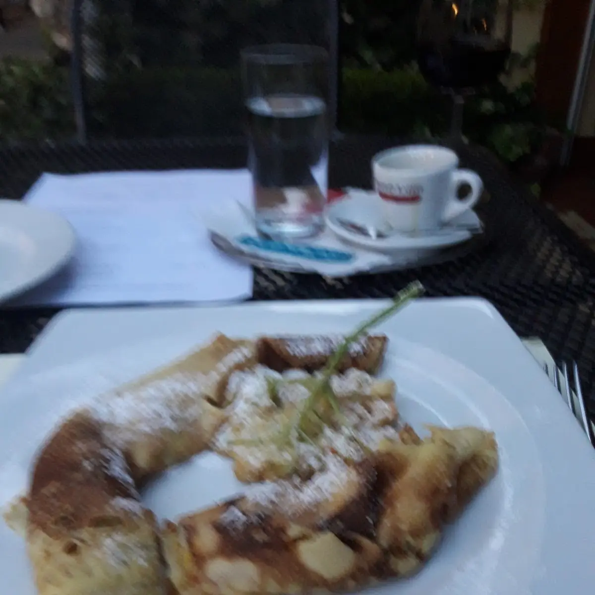 Palatschinken Pfannkuchen Mit Konfitüre Und Gebackene Holunderblüte