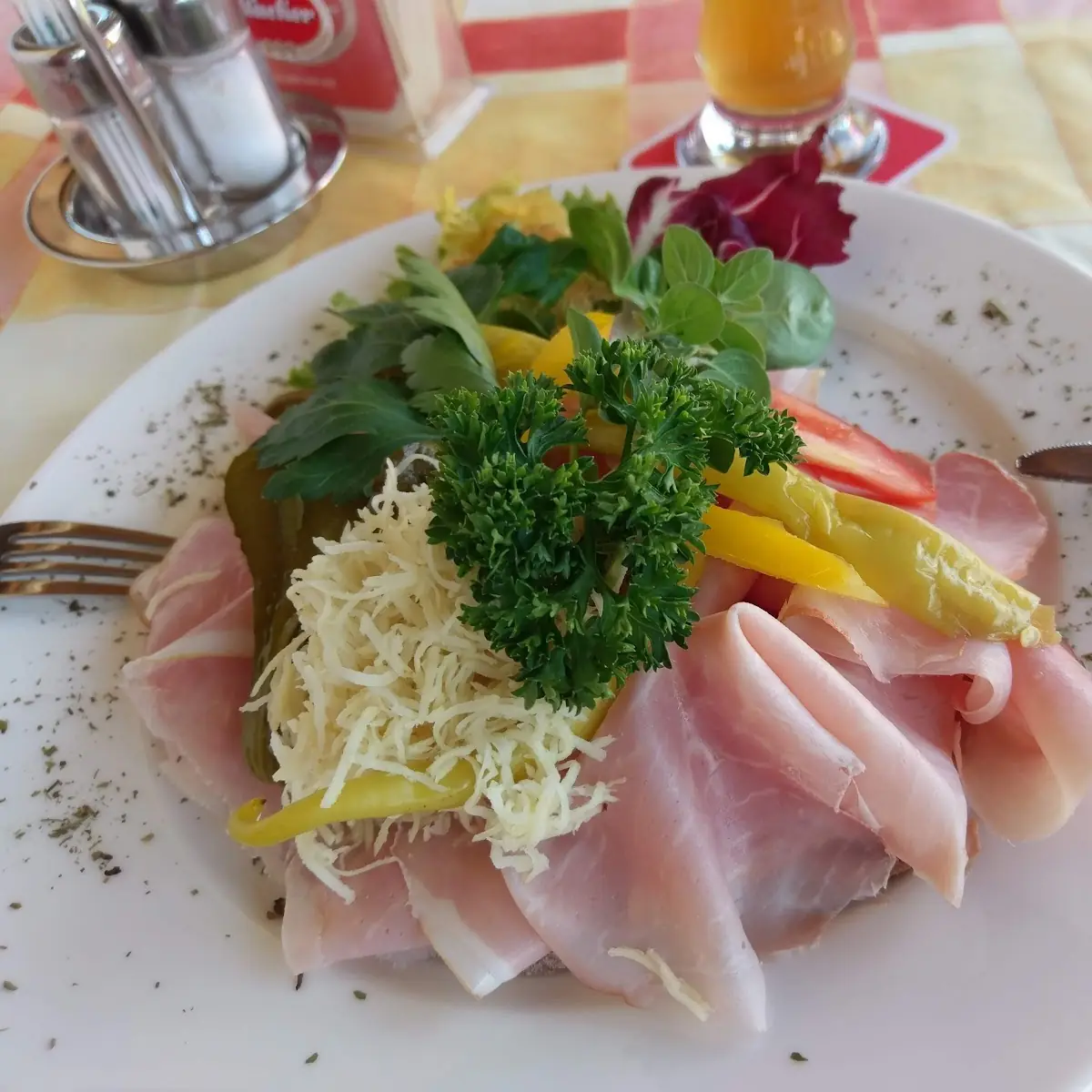 Belegtes Schinkenbrötchen