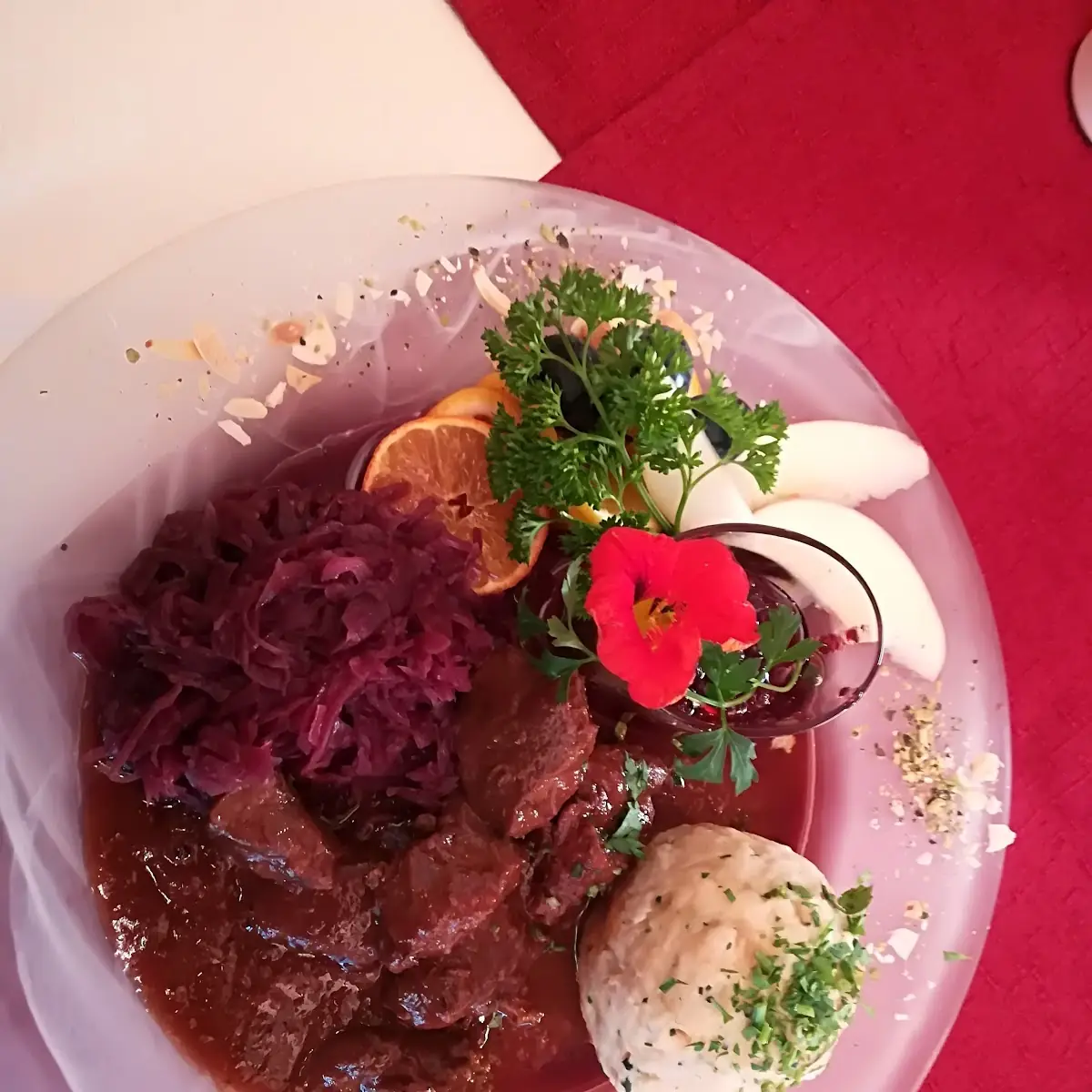 Hirschraguat Mit Blaukraut Und Semmelknödel