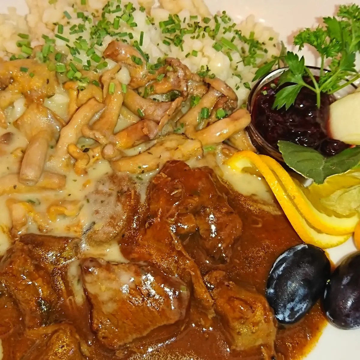 Rehragout Mit Eierschwammerl Und Spätzle