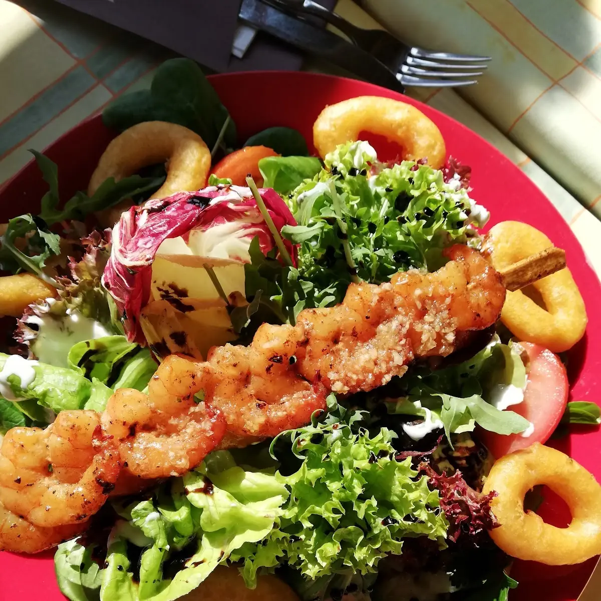 Salatteller Mit Garellenspieß