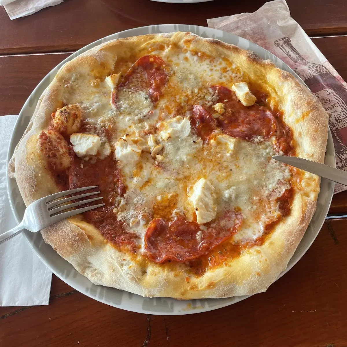 Pizza Quattro Formaggi Mit Salami