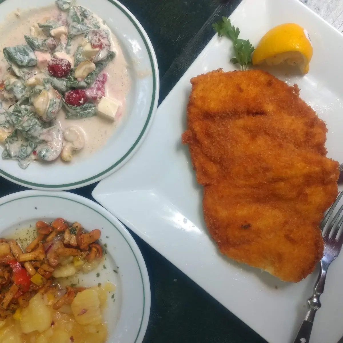 Hühner Schnitzel Mit Erdäpfel Eierschwammerl Salat Und Babyspinat Salat