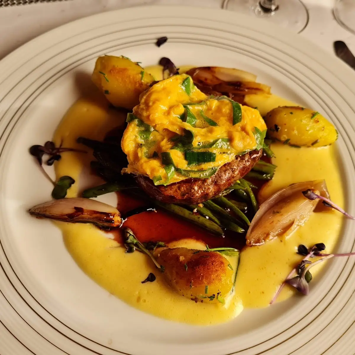 Filetsteak Vom Dry-aged Rind Mit Bärlauchrührei Bohnen Zitronen Hollandaise Und Rosmarinkartoffeln