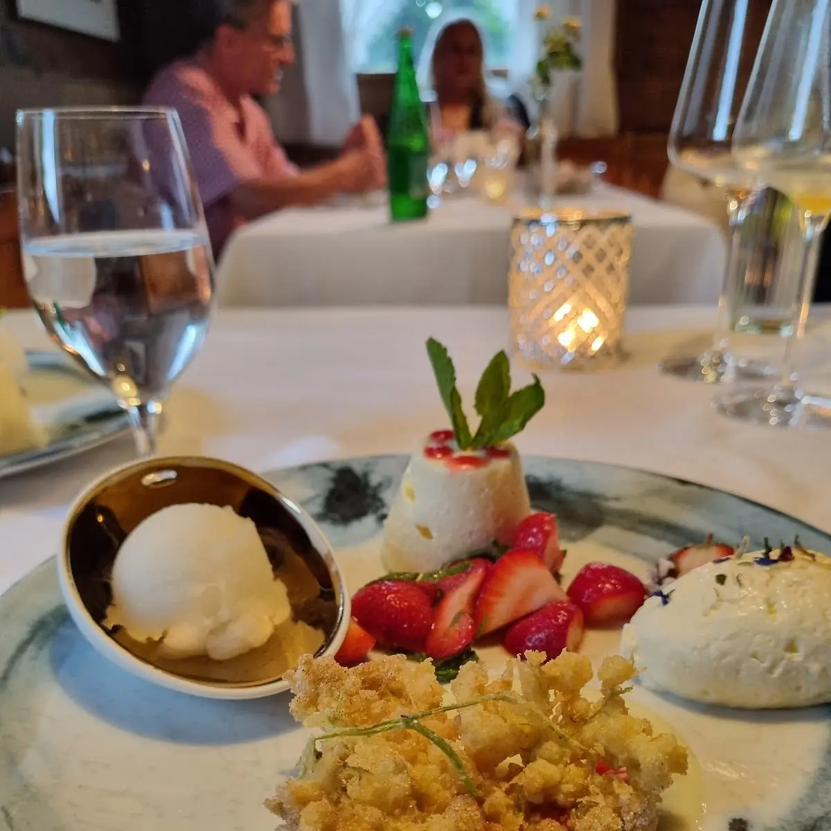 Grießlammerie Auf Marinierten Erdbeeren