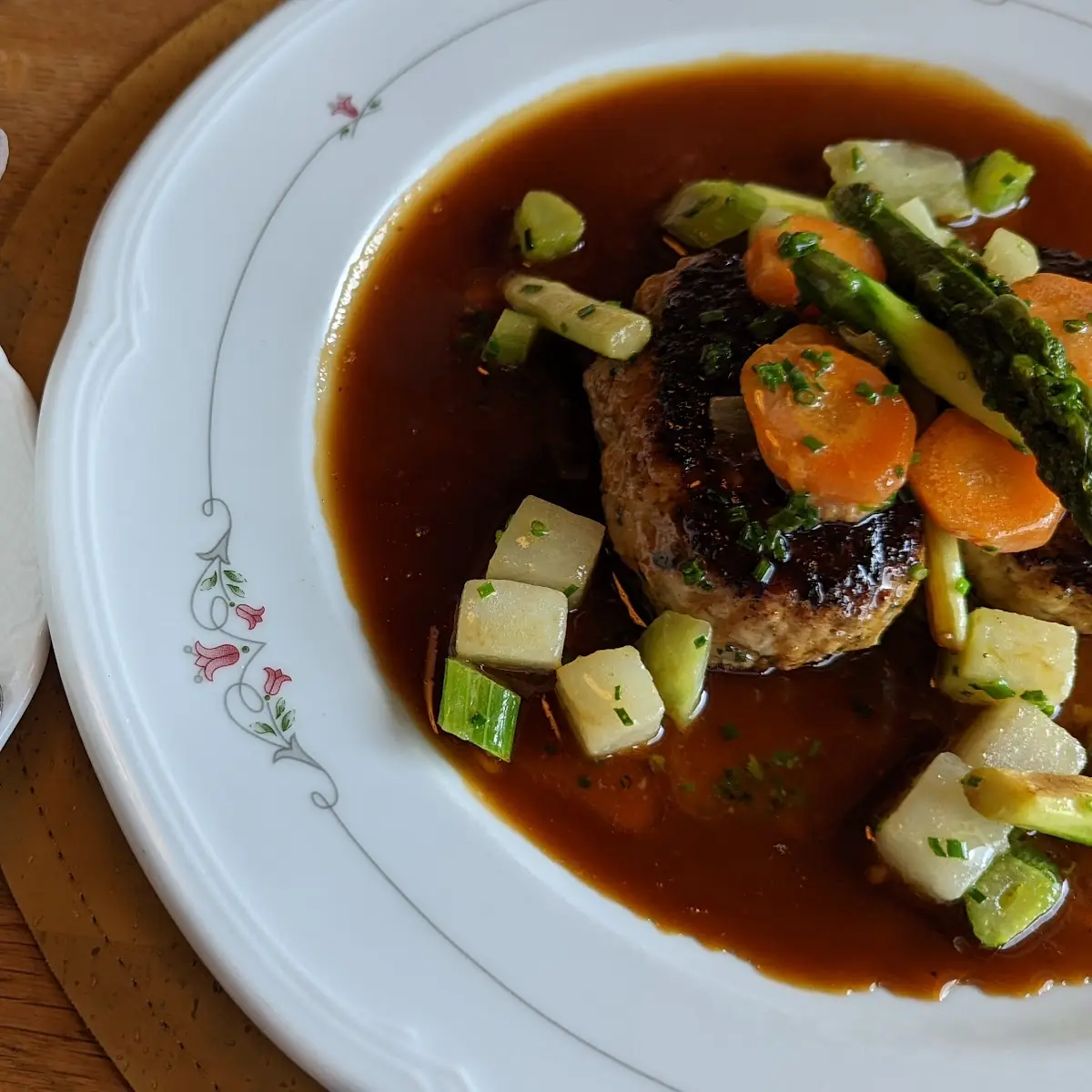 Fleischpflanzerl Mit Gemüse Und Stampf
