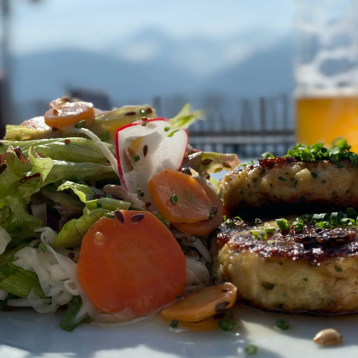 Kaspressknödel Mit Leckerem Salat