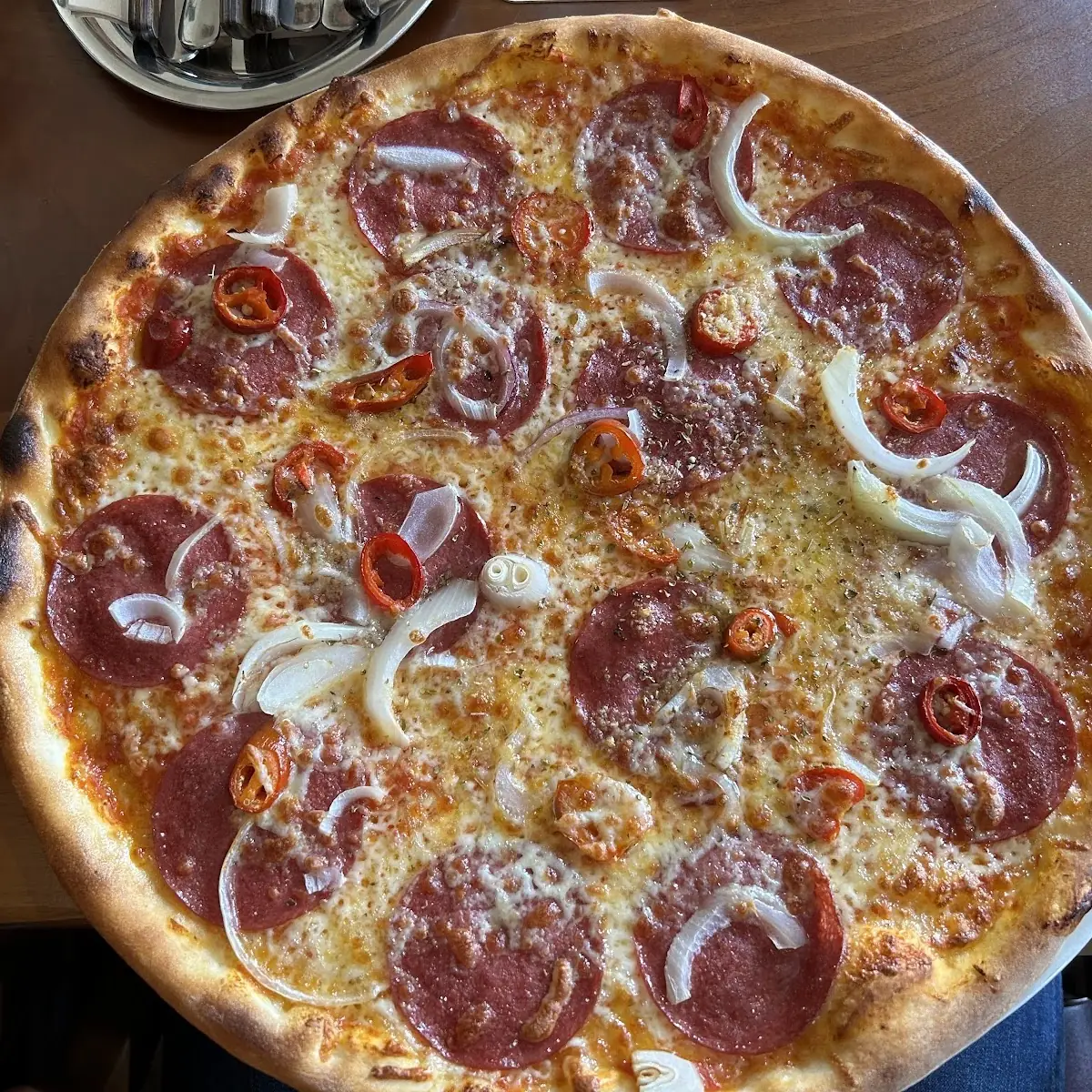 Salami Pizza Mit Extra Gorgonzola Und Knoblauch