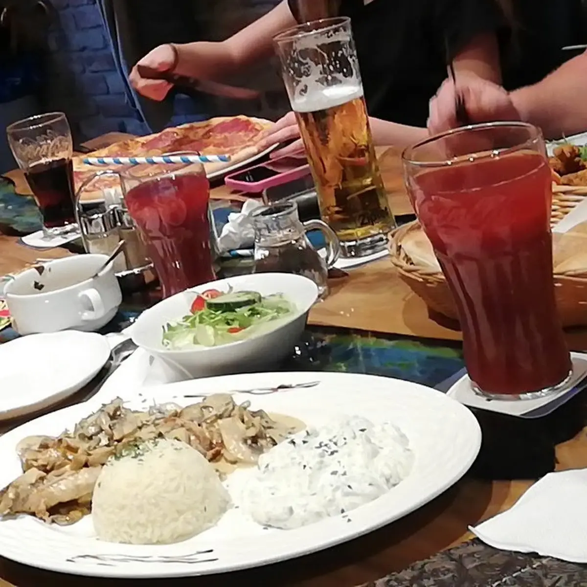 Spartakos Schweinemedaillons In Champingnonsauce Dazu Reis Salatgarnitur Und Tsatziki