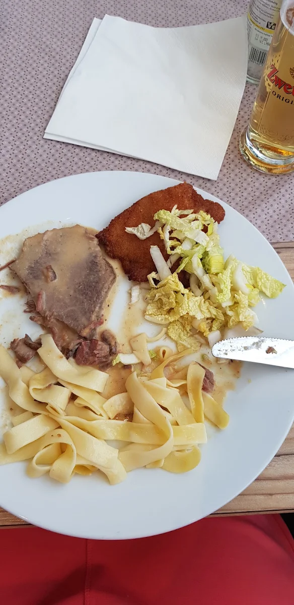 Es Ist Vom Buffet Rindsbraten Mit Nudeln Und Champignons Hühner Cordon