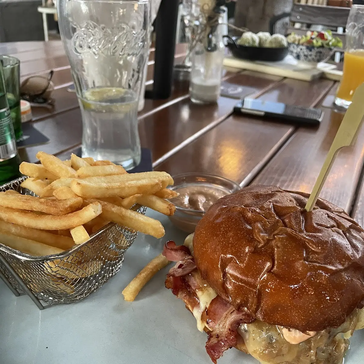 Burger Mit Pommes