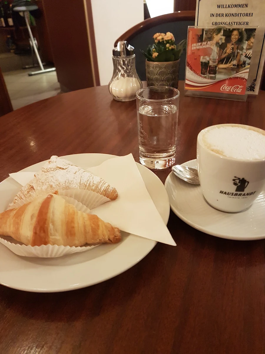 Croissants Und Cappuccino