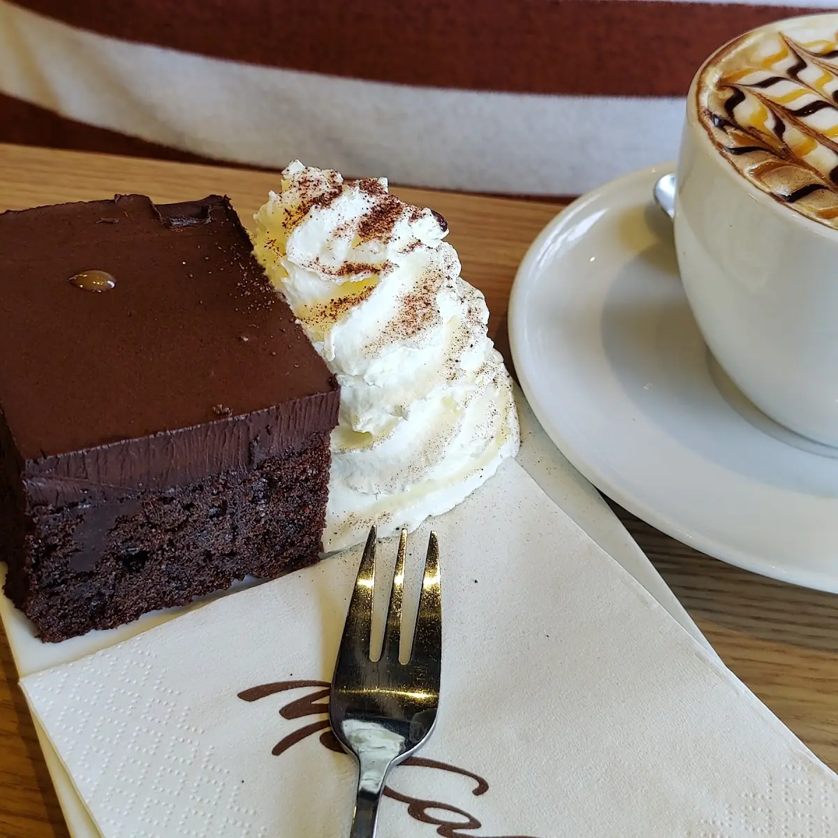 Cappuccino Schokoladenkuchen Sahne