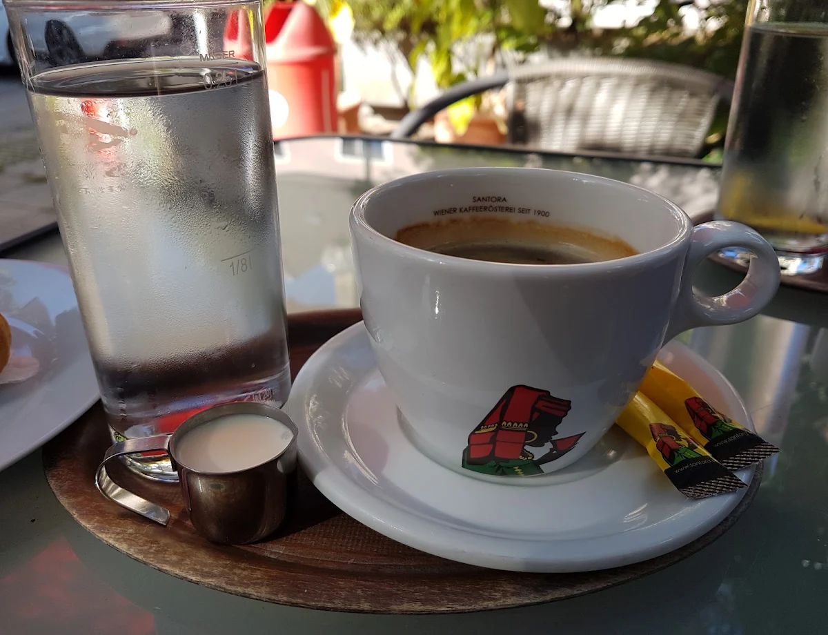 Ein Doppelter Espresso Und Ein Croissant