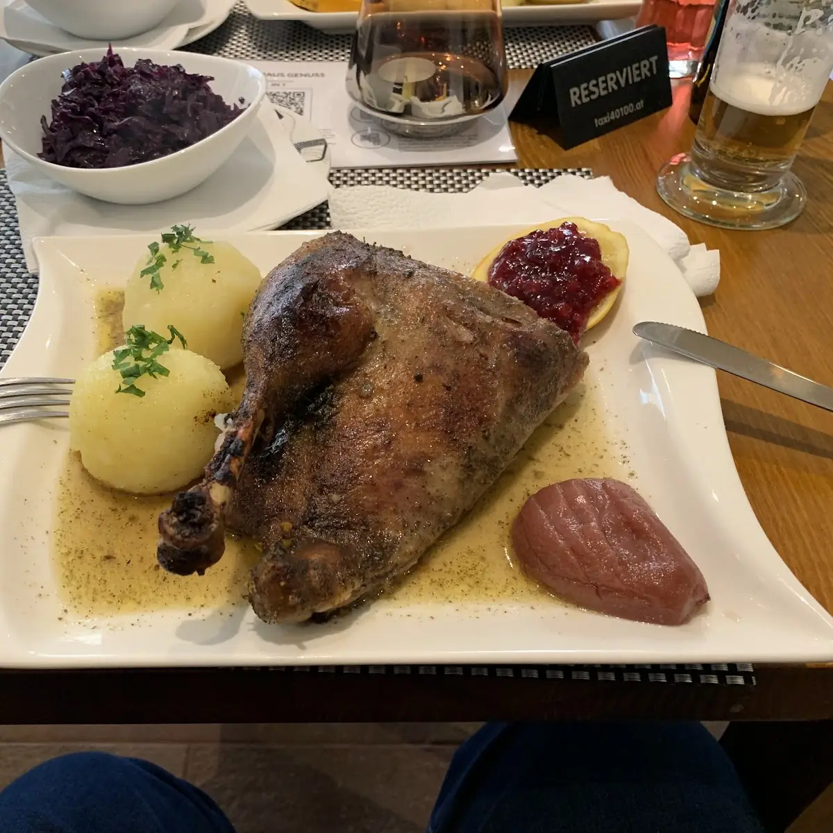 Gansl Mit Kartoffelknödel Und Rotkraut