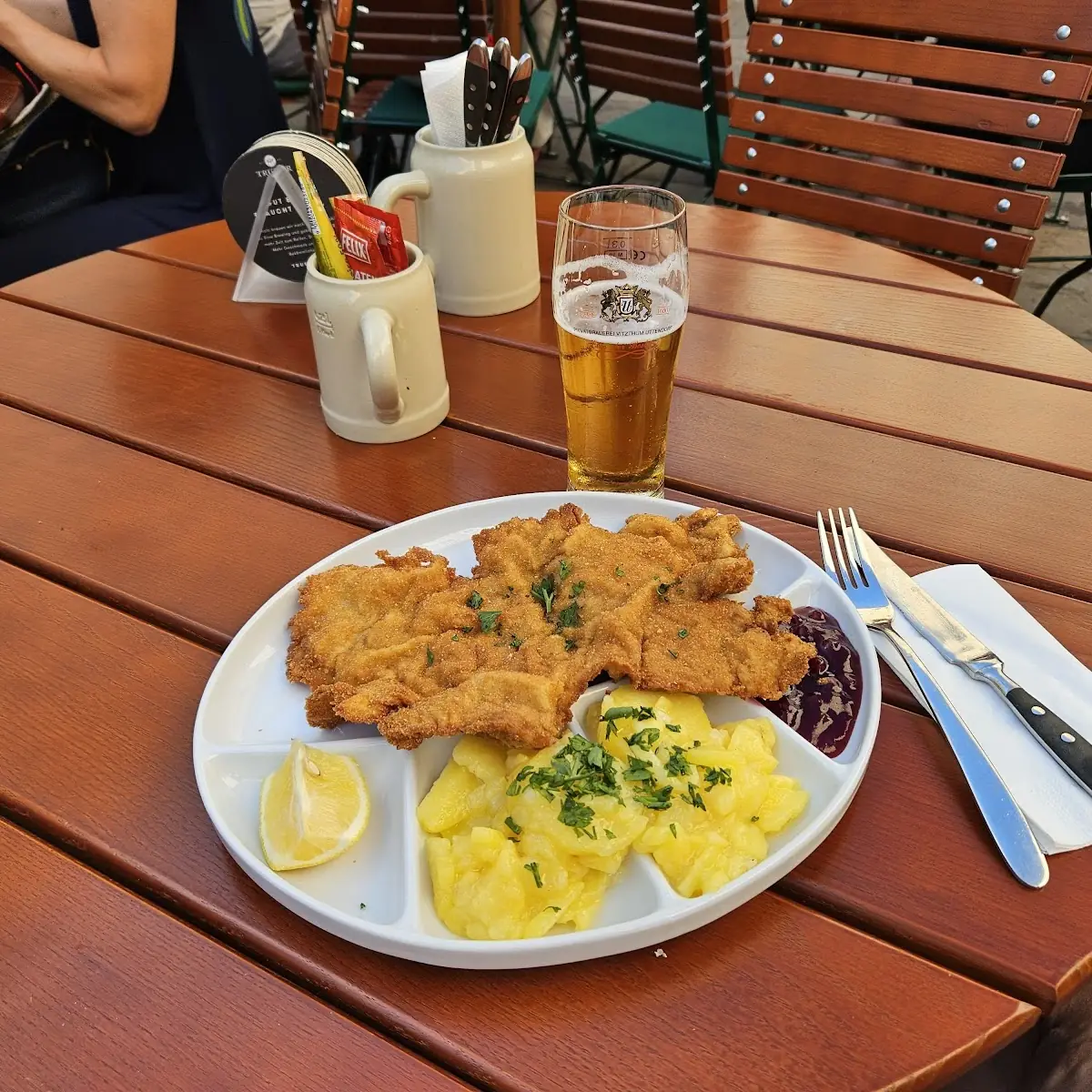Wiener Schnitzel Vom Kalb Mit Erdäpfelsalat Und Preiselbeeren