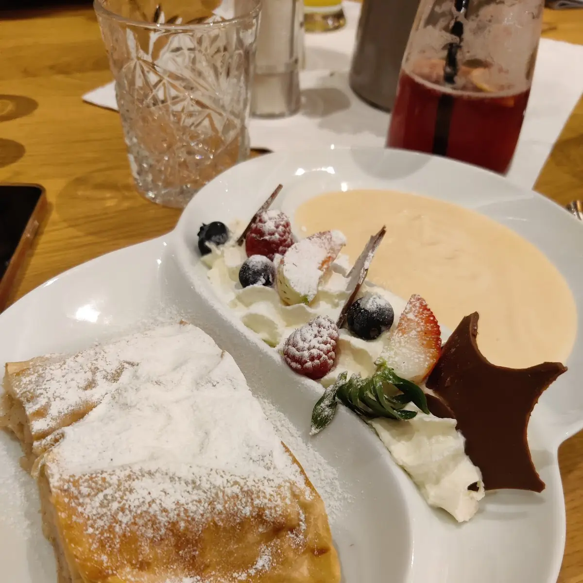 Apfelstrudel Mit Schlagobers