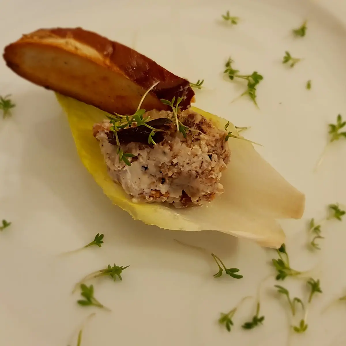Chocoreeschiffchen Mit Ziegenkäse Walnüsse Und Datteln