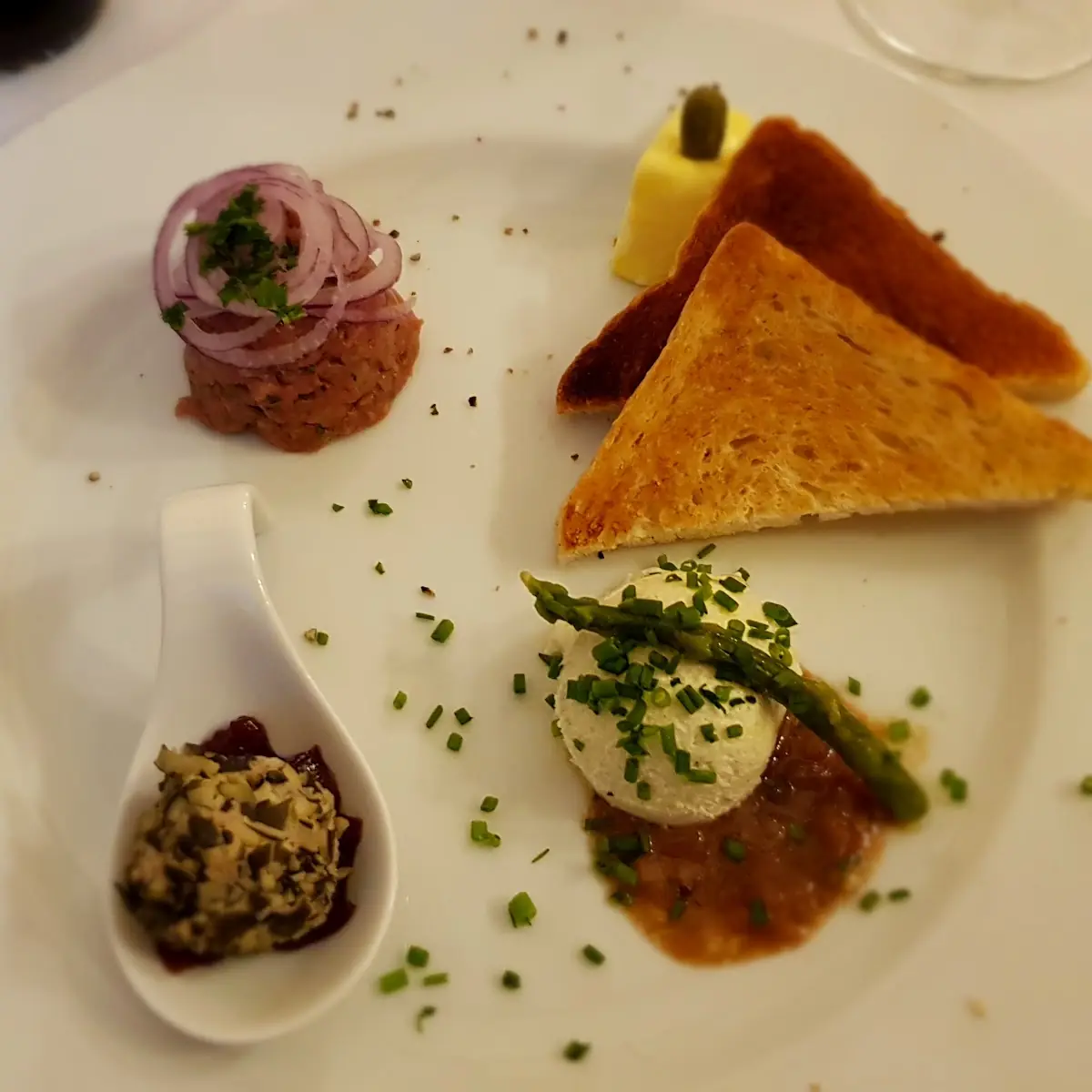 Spargelmusse Auf Schnittlauchvinegrette Beef Tartar Hühnerleberr Auf Preiselbeergelee