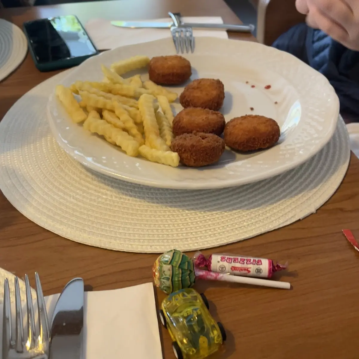 Chicken Nuggets Mit Pommes Frites