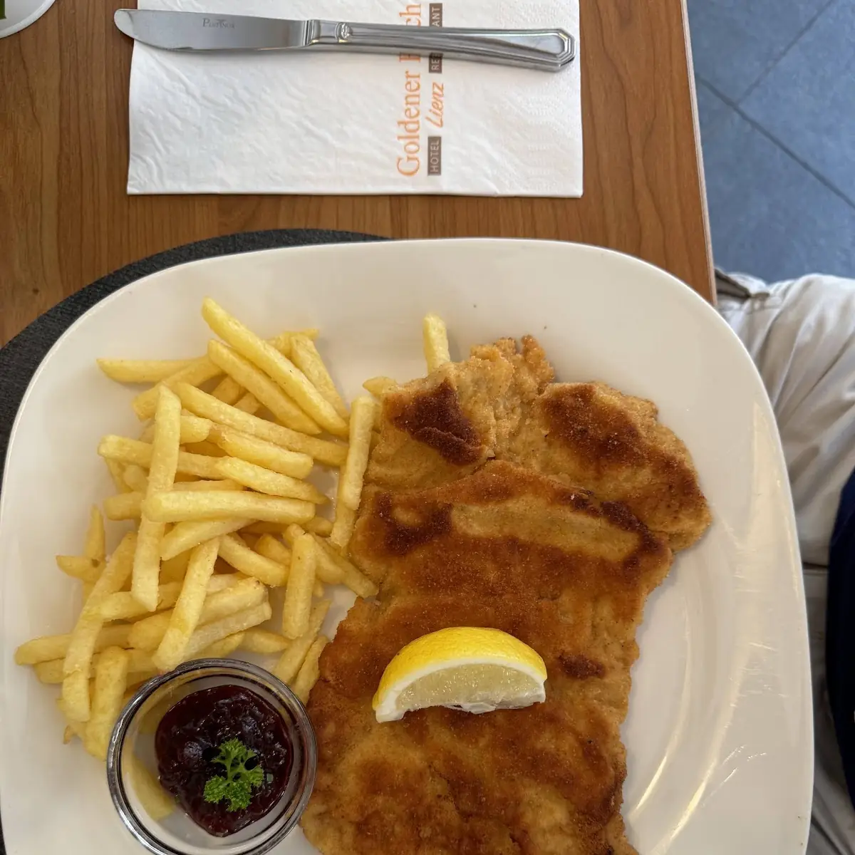 Schnitzel Wiener Art Mit Pommes Frites