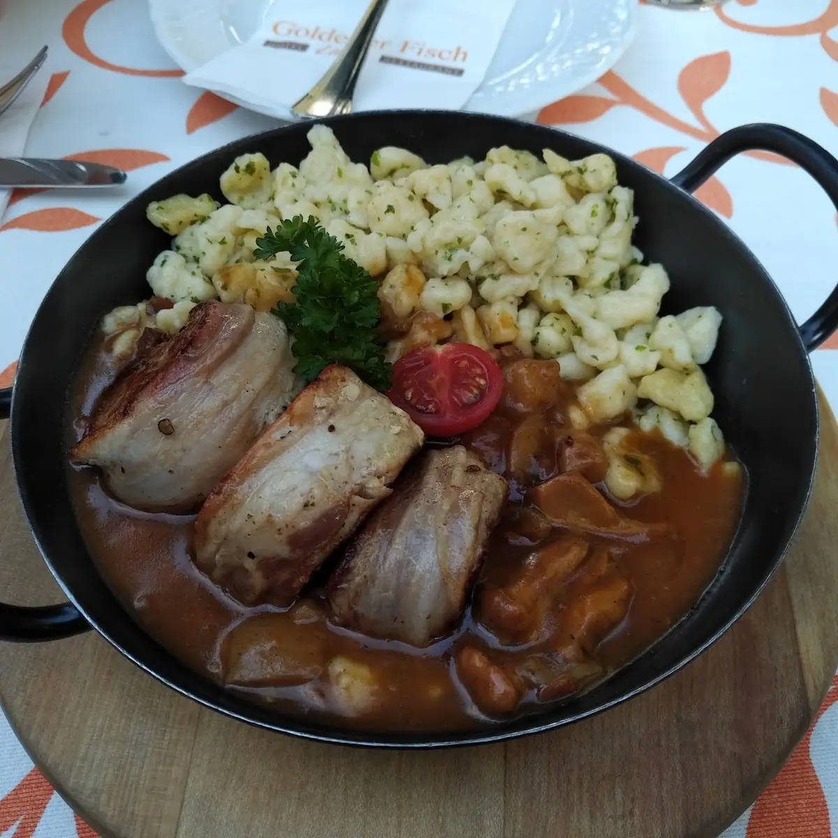 Schweinefilet Im Speckmantel Mit Kräuterspätzle