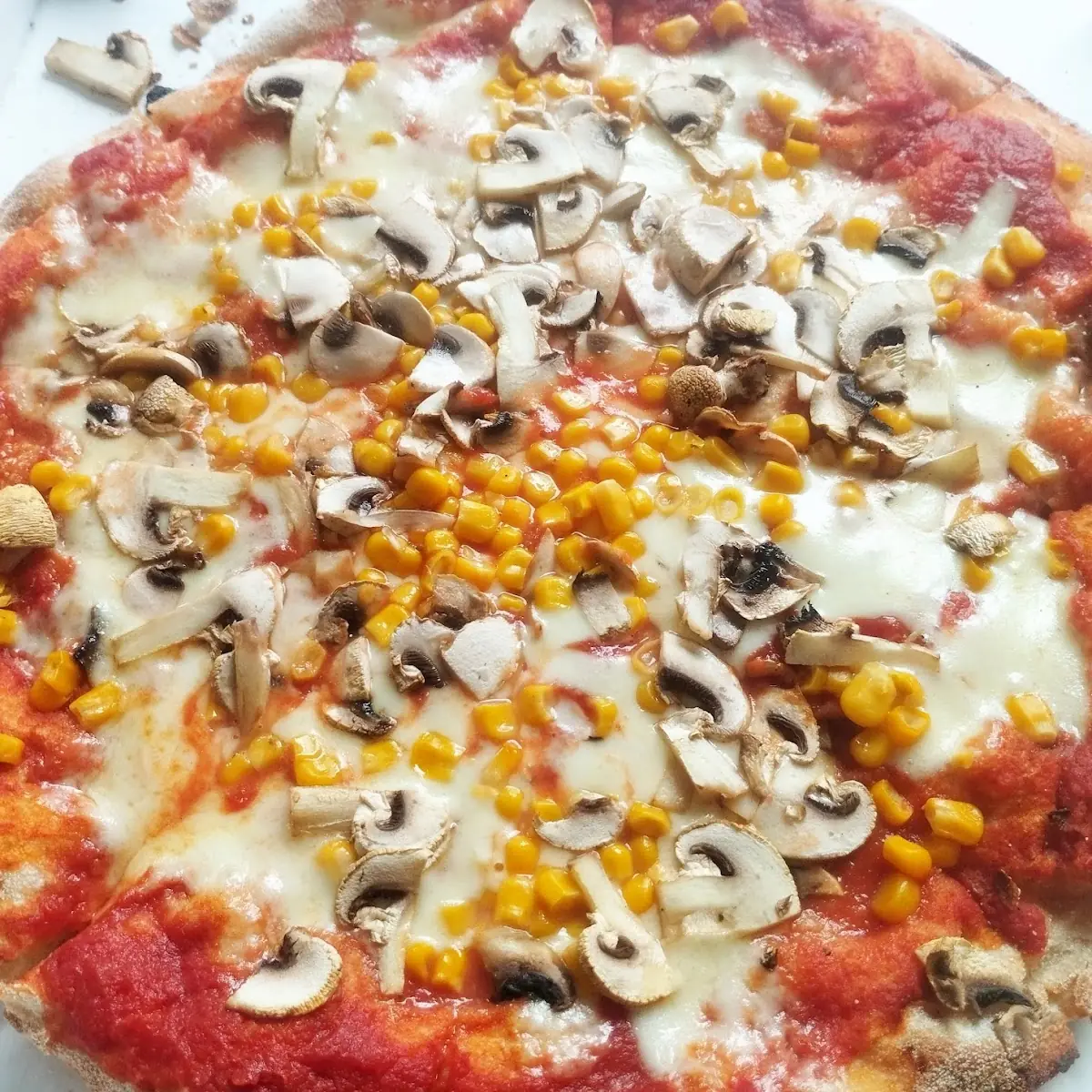 Pinsa Margherita Mit Champignons Und Mais
