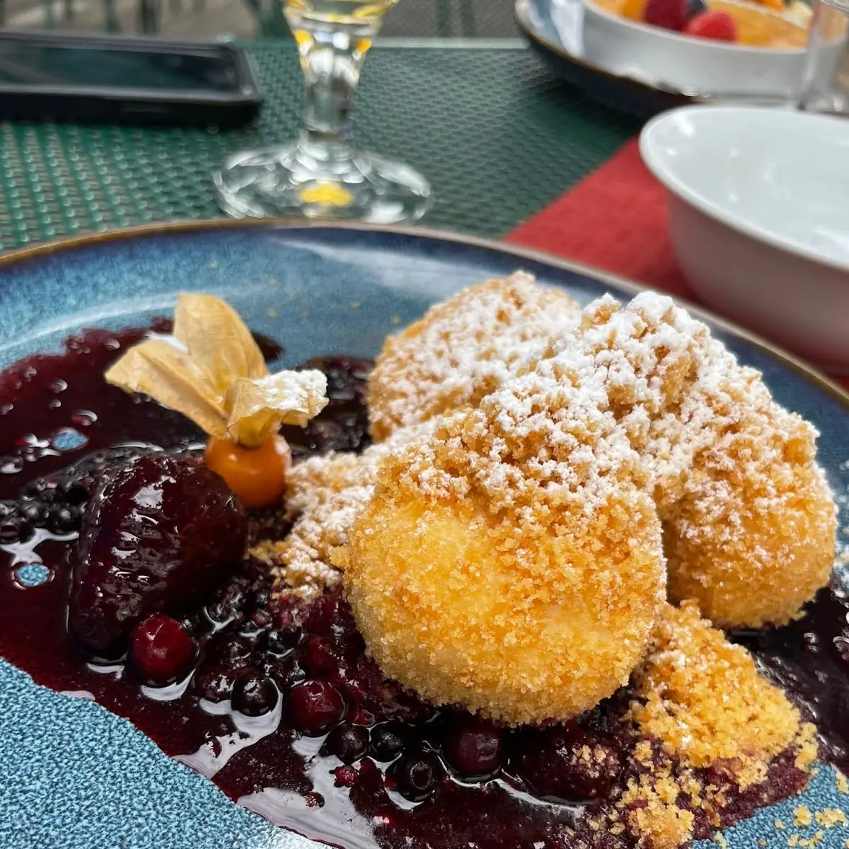 Topfenknödel In Mohn Gewälzt Auf Wachauer Marillenröster