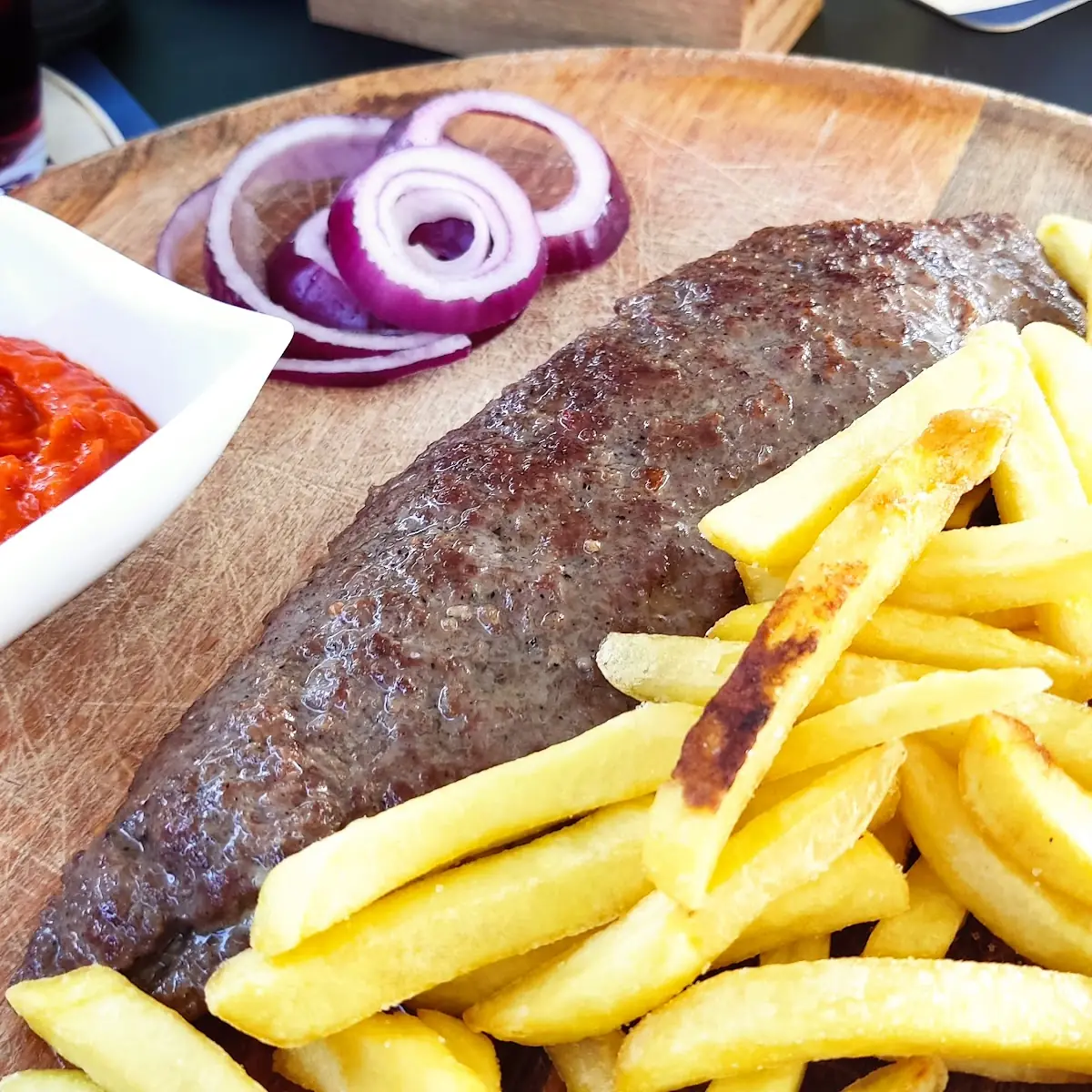 Pljeskavica Gefüllt Mit Schafskäse