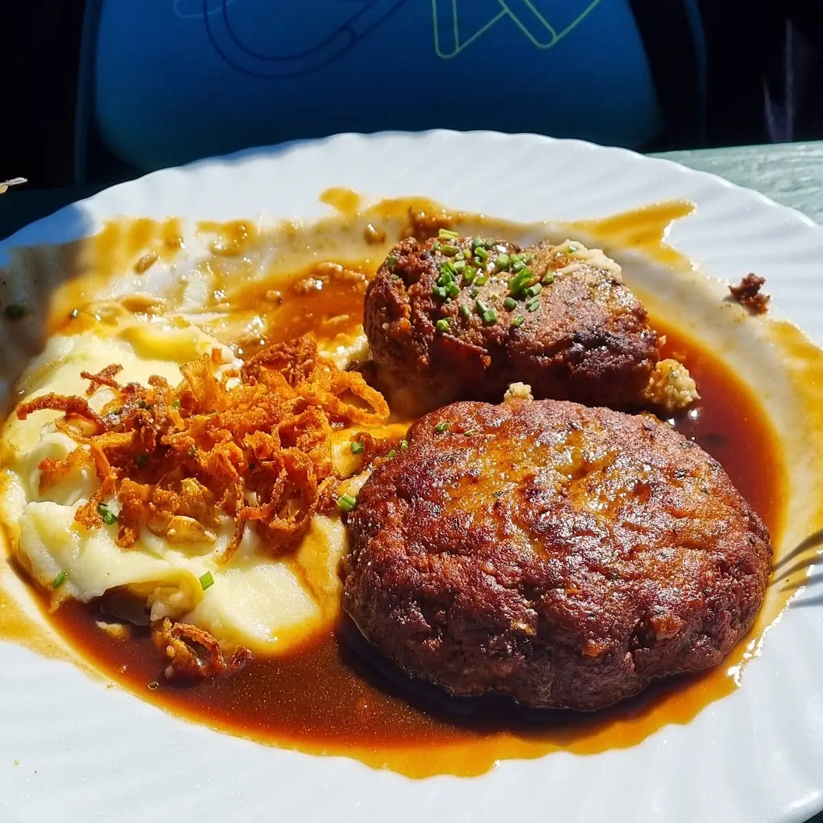 Fleischlaiberl Mit Püree Und Röstzwiebeln