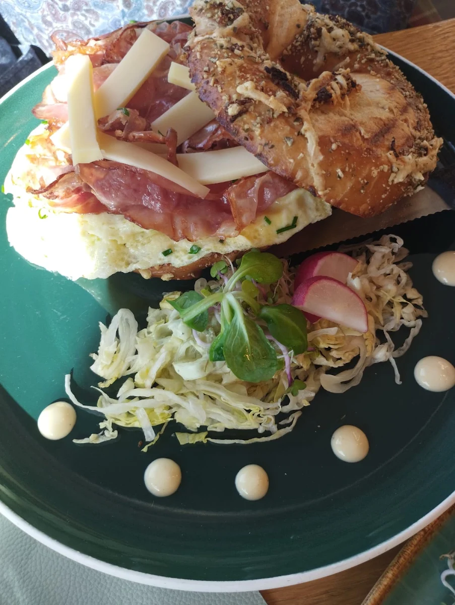 Gefüllter Bagel Mit Eierspeis