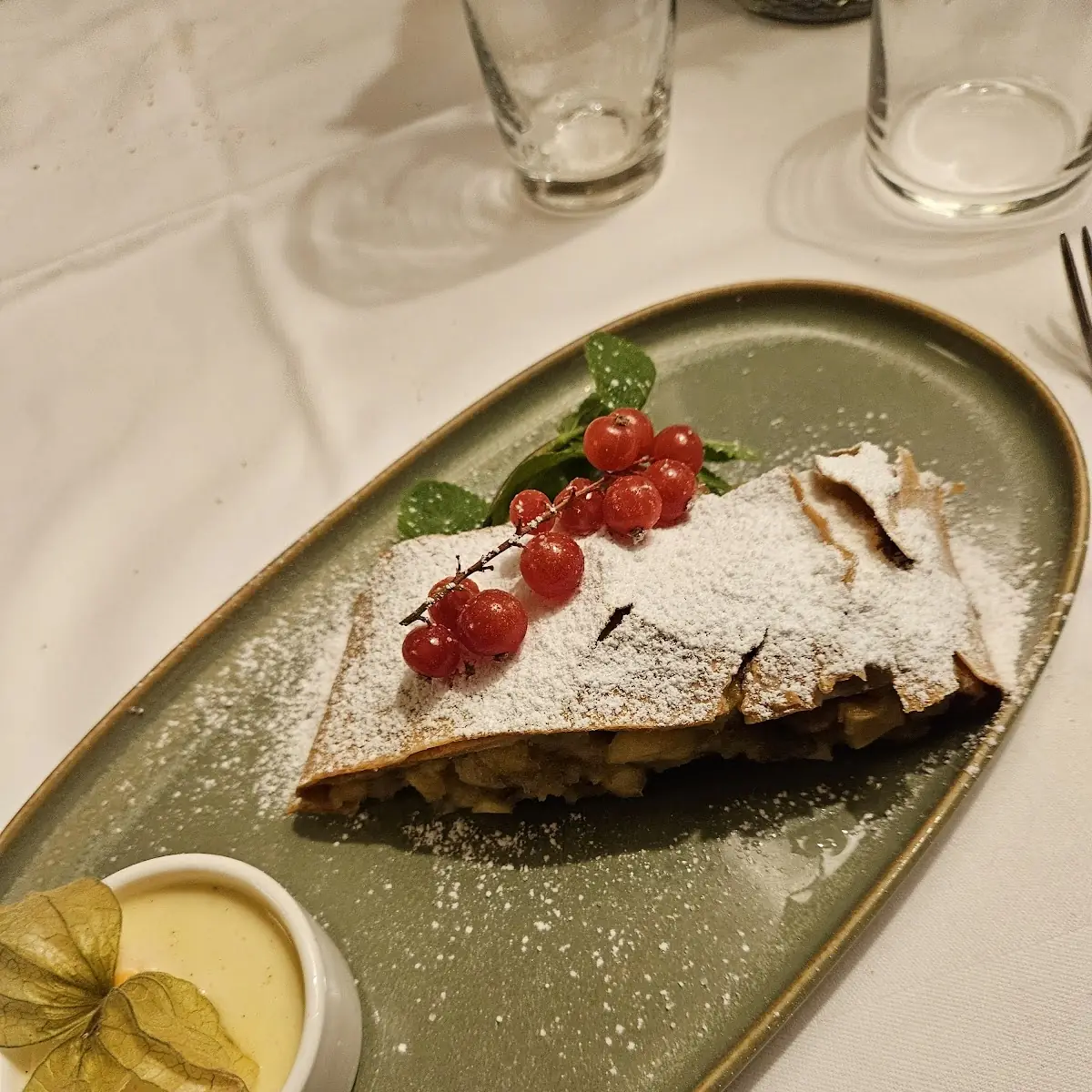 Apfelstrudel Mit Vanillesauce