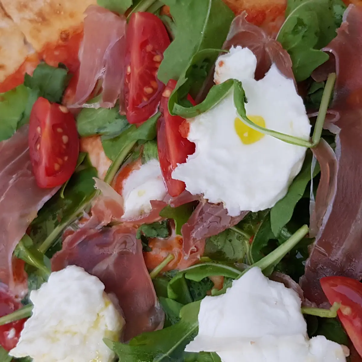 Pizza Mit Rohschinken Und Ruccola