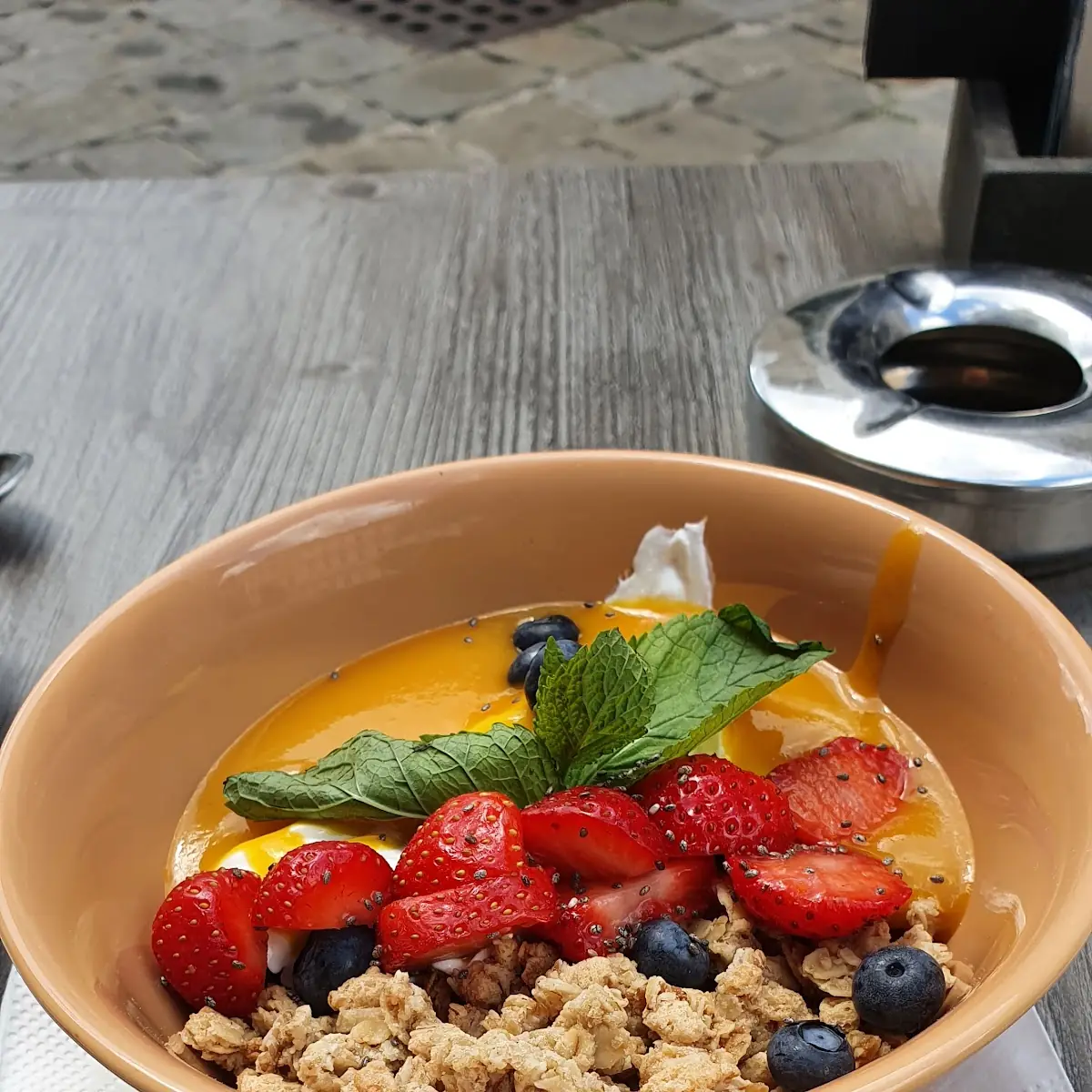 Granola Mit Joghurt Und Mangomus